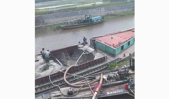 স্টীলবডি নৌকা দিয়ে বালু আনলোড, প্রশাসনের নেই তৎপরতা