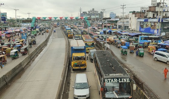 ঢাকা-চট্টগ্রাম মহাসড়কের বিভিন্ন স্থানে গর্তের কারনে ৭ কিমি যানজট