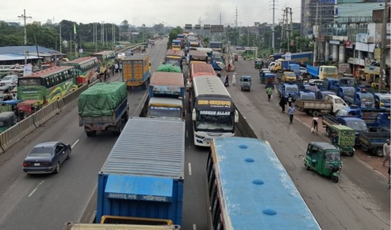 টানা বৃষ্টিতে ঢাকা-চট্টগ্রাম মহাসড়কে তীব্র যানজট