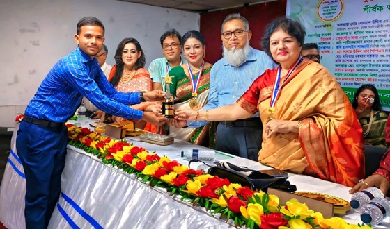 শেরে বাংলা আইকনিক অ্যাওয়ার্ডস পেলেন সাংবাদিক সাখাওয়াত