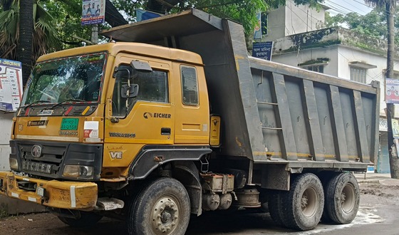তানোরে মুরগীর বিষ্টা ফেলার  সময় ২টি ড্রাম ট্রাক আটক