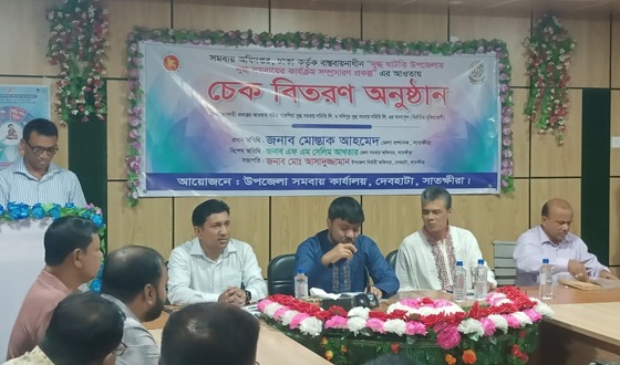 দেবহাটায় অসহায়দেরকে ভ্যান ও টিন বিতরনসহ অনুদান প্রদান