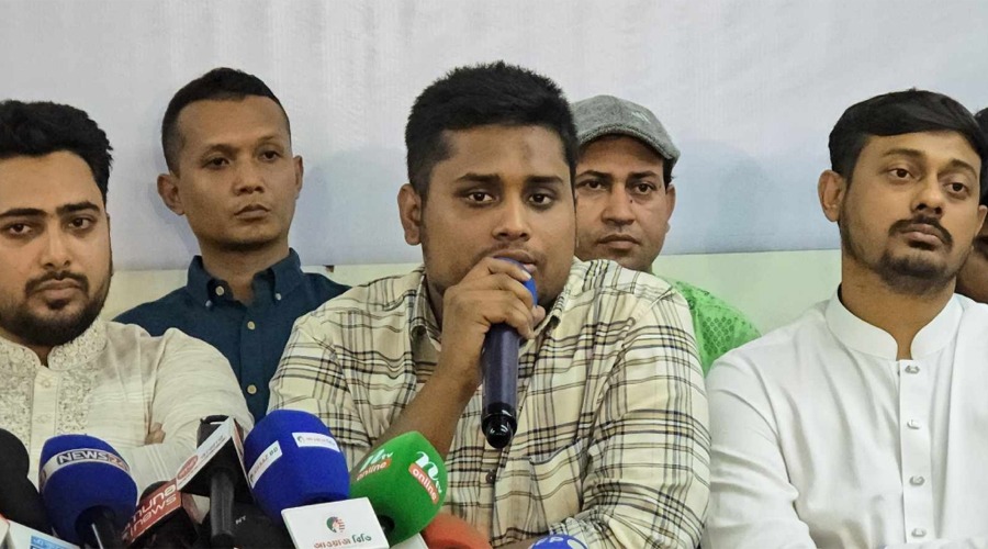 মাঠের বাইরে বসে খেলা নিয়ন্ত্রণ করা যাবে না: হাসনাত