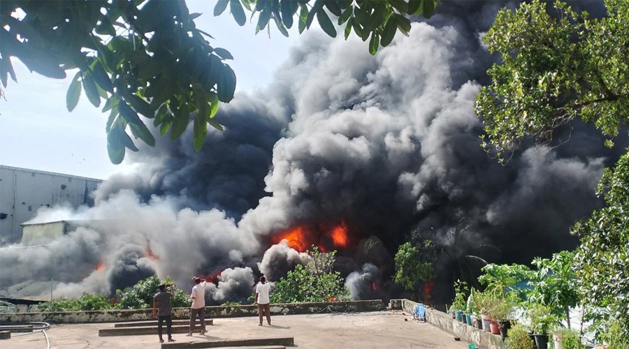 কর্ণফুলী ইপিজেডে ভয়াবহ আগুন, নিয়ন্ত্রণে ফায়ার সার্ভিস