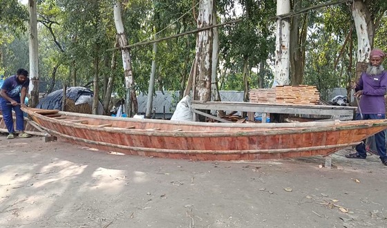 যমুনার ঢেউয়ের সাথে স্বপ্ন বোনে ভূঞাপুরের নৌকার কারিগররা
