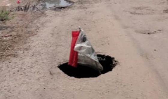 আশাশুনি টু বড়দল সড়কে কার্লভাট ধসে গর্তের সৃষ্টির