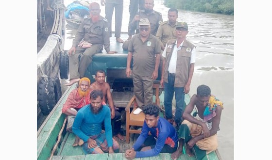 পূর্ব সুন্দরবনে শেলারচরে দুটি নৌকাসহ আটক ৫