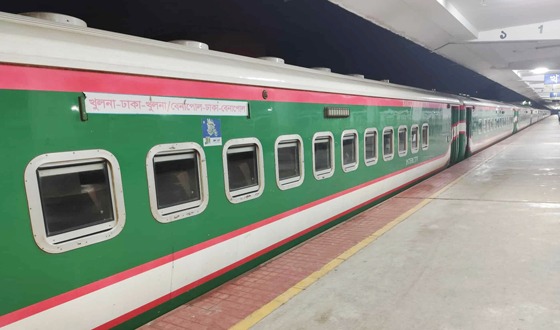 ৬ ঘন্টা পর সারাদেশের সঙ্গে রেল যোগাযোগ শুরু