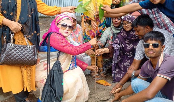 টাঙ্গাইলে বিভিন্ন স্কুল কলেজে  বিনামূল্যে গাছের চারা বিতরণ