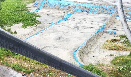 রাতের আধারে দখল হয়ে যাচ্ছে সড়কের কোটি কোটি টাকার জমি