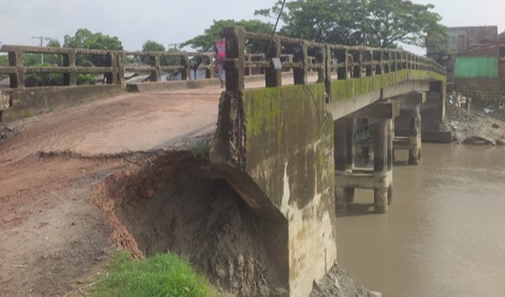 বাঁকা ব্রীজের সংযোগ সড়ক ভেঙ্গে করুন অবস্থা
