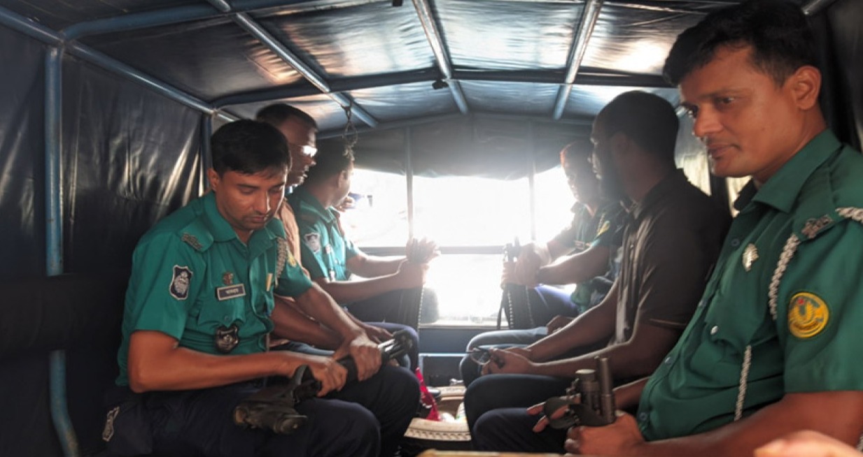 রাজশাহী বিশ্ববিদ্যালয়ের তিন কর্মচারীকে পুলিশে সোর্পদ