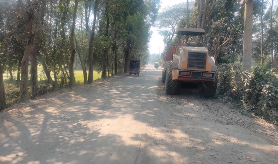 মতলব-দাউদকান্দি সড়কের কাজ বন্ধ: যাত্রী দুর্ভোগ চরমে