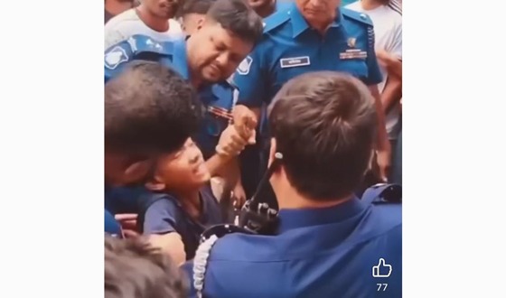 চাঁপাইনবাবগঞ্জে শিশুর উপর পুলিশের ‘বল প্রয়োগের’ ভিডিও ভাইরাল