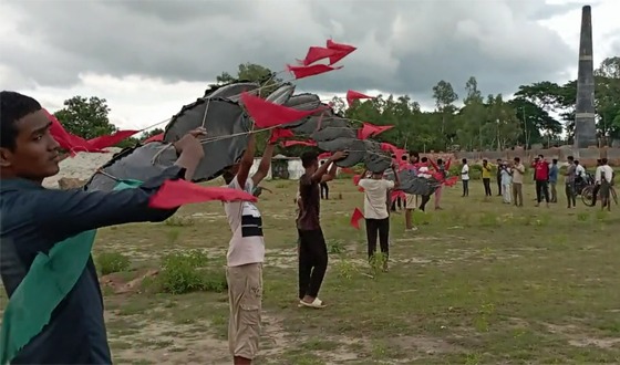 টাকা জমিয়ে ঘুড়ি বানিয়েছে ওরা