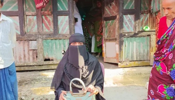 ৫ বছর প্রেম, প্রেমিকের বাড়িতে প্রেমিকার অনশন