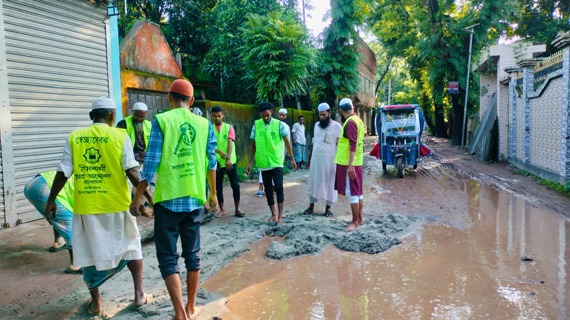 হাইমচরে সড়কের গুরুত্বপূর্ণ অংশ স্বেচ্ছা শ্রমের মেরামত