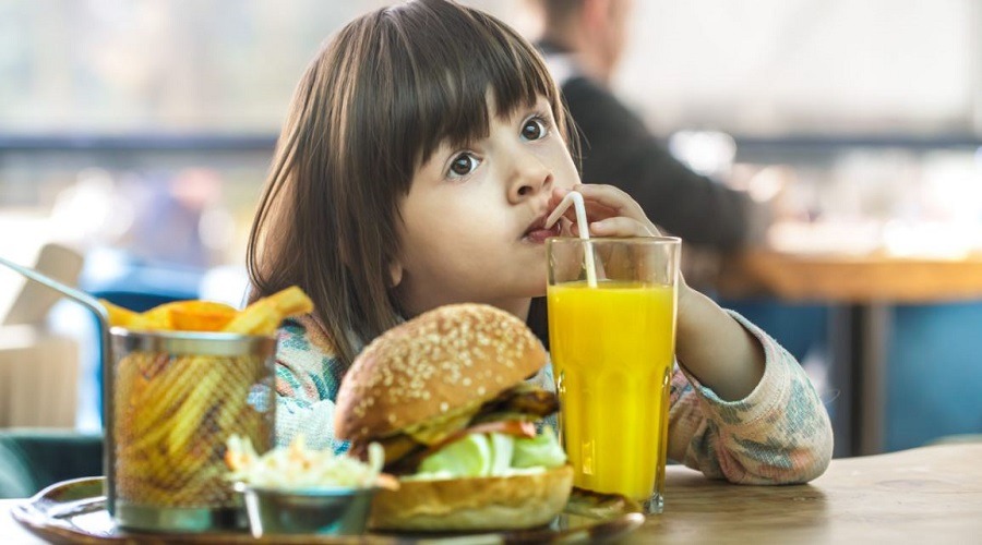 এই ৫ খাবার থেকে দূরে রাখুন শিশুকে