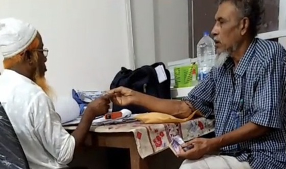 ভূমি অফিস সহকারীর বিরুদ্ধে প্রকাশ্যে ঘুষ নেওয়ার অভিযোগ