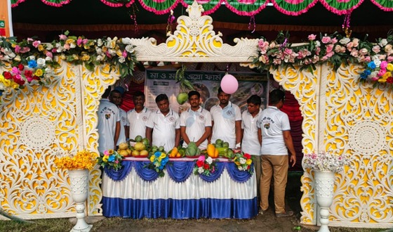 সাপাহারে দর্শনার্থীদের নজর কেড়েছে" মা ও মাটি  এগ্রো ফার্মে"র স্টল