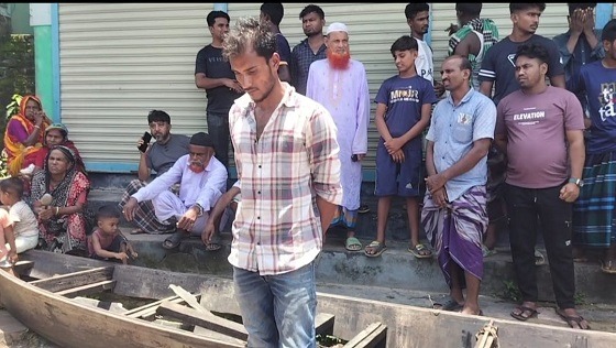 গজারিয়ায় নৌ চাঁদাবাজকে আটক করে পুলিশে দিল গ্রামবাসী