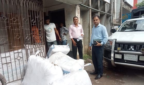 পিরোজপুরে কুরিয়ার সার্ভিসে অবৈধ পলিথিন ম্যানেজারকে ৩০ হাজার টাকা জরিমানা