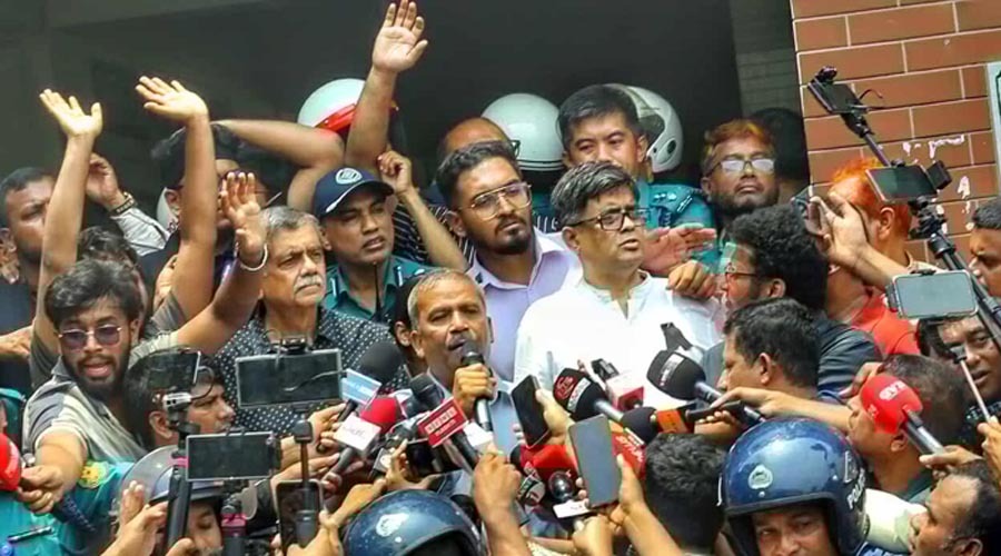 মাইলস্টোন কলেজে বিক্ষোভ অব্যাহত, সব দাবি মেনে নেওয়ার আশ্বাস উপদেষ্টাদের