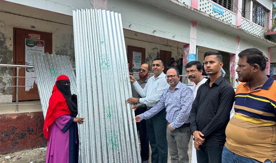 বাউফলে দুস্থ্য ও ক্ষতিগ্রস্ত পরিবারের মাঝে টেউটিন ও অর্থ বিতরণ