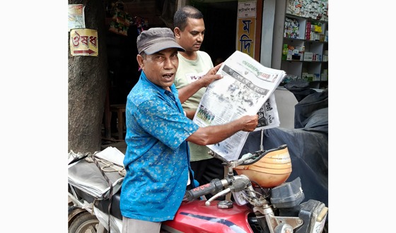তানোরে বিএনপির সভাপতি সংসার চালাচ্ছেন পত্রিকার হকারী করে