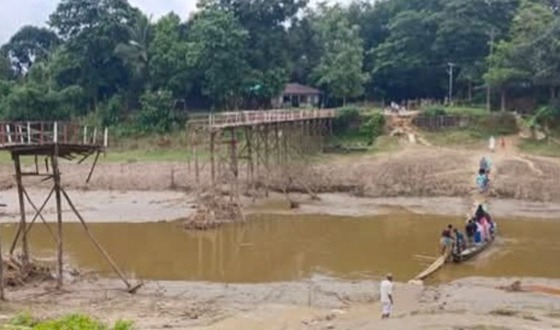 ভেঙ্গে পড়েছে ধোপাছড়ি খালের কাঠের সেতু
