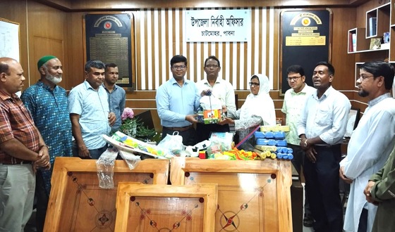 চাটমোহরের ১২টি সরকারি প্রাথমিক বিদ্যালয়ে বিভিন্ন সামগ্রী বিতরণ