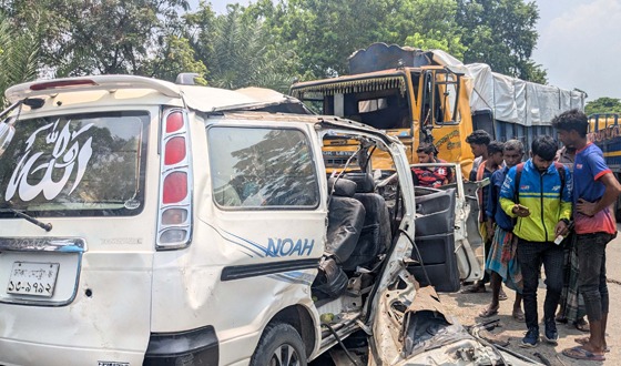 বড়াইগ্রামে ট্রাক ও মাইক্রোবাসের মুখোমুখি সংঘর্ষে নিহত ৮