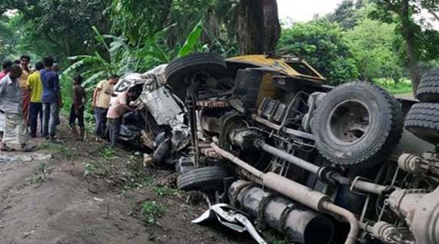 নাটোরে ট্রাক-মাইক্রোবাস সংঘর্ষে ঝরলো ৬ প্রাণ