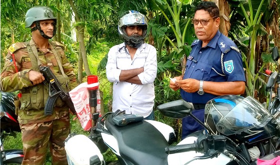 ঘোড়াঘাটে ১০টি মোটরসাইকেল আরোহীকে জরিমানা ও মামলা