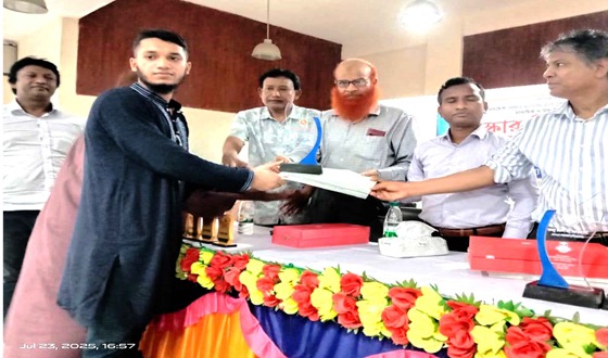 শ্রেষ্ঠ শিক্ষার্থীদের মাঝে পুরস্কার বিতরণ