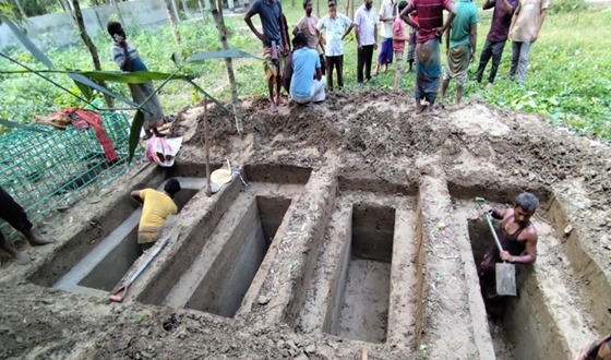 সড়ক দুর্ঘটনায় একই পরিবারের নিহত ৭, সারি সারি লাশ দাফন