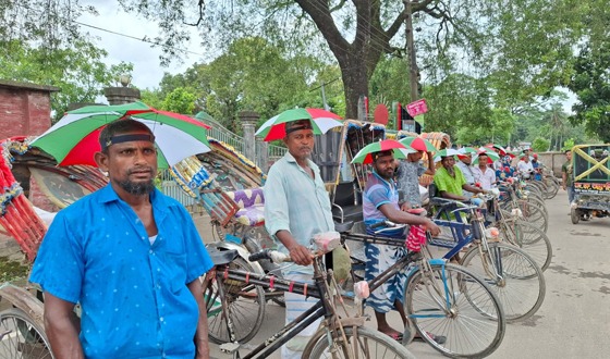 সৈয়দপুরে রিকশাচালকদের মাঝে ক্যাপ ছাতা বিতরণ