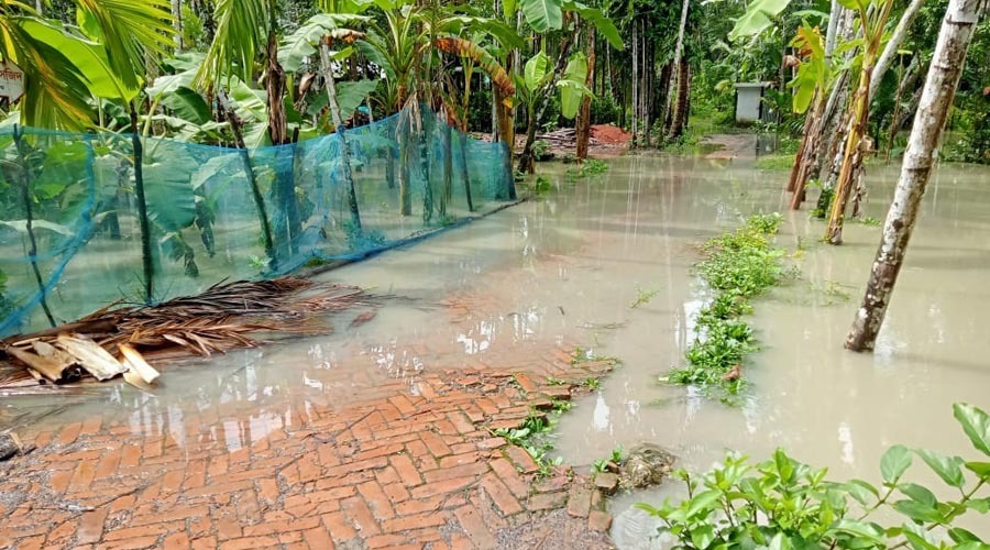 ইন্দুরকানীতে অতিরিক্ত জোয়ারের পানিতে প্লাবিত অন্তত ২০ গ্রাম