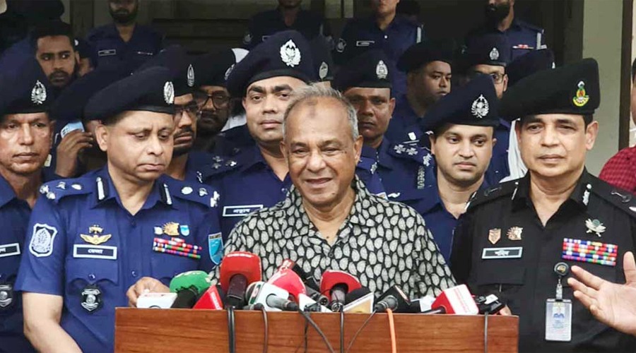 সব অবৈধ অস্ত্র নির্বাচনের আগেই উদ্ধার করা হবে: স্বরাষ্ট্র উপদেষ্টা