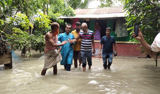 ইন্দুরকানীতে প্লাবিত এলাকায় নগদ অর্থ বিতরণ