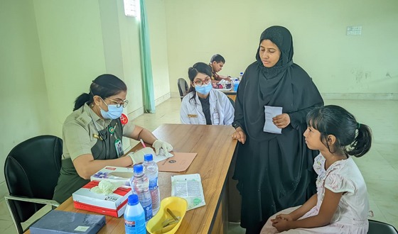 সেনাবাহিনীর স্বাস্থ্যসেবা ক্যাম্পে সহস্রাধিক অসহায় মানুষের মুখে হাসি