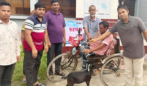 ধামইরহাটে ৫ ভিক্ষুকদের ছাগল প্রদান