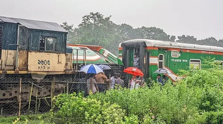 লালমনিরহাটে দুই ট্রেনের মুখোমুখি সংঘর্ষ, রেল যোগাযোগ বন্ধ