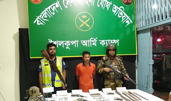 শৈলকূপায় অস্ত্রসহ সন্ত্রাসী আটক