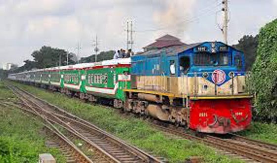 রেলের যন্ত্রাংশ সংকটে চট্টগ্রামে রাস্তায় বিকল ১৮ ইঞ্জিন