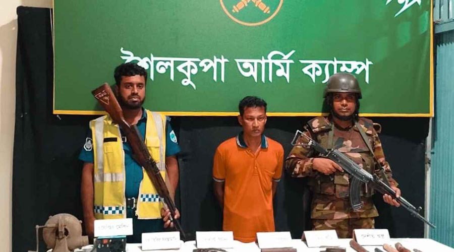 শৈলকুপায় বিপুল অস্ত্রসহ আটক ১