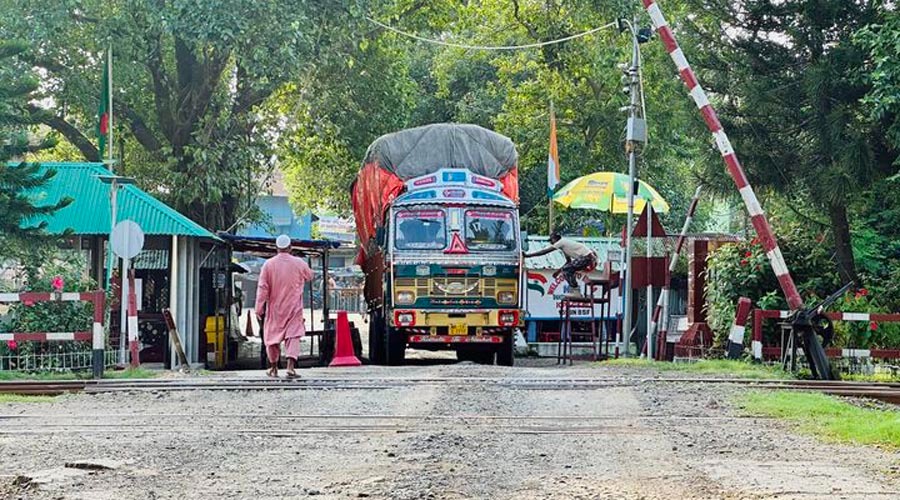 দিন দিন কমছে হিলি বন্দরের আমদানি-রপ্তানি