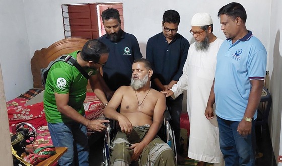 সিংড়ায় অসুস্থ্য ব্যক্তির পাশে পরিবেশ কর্মীরা