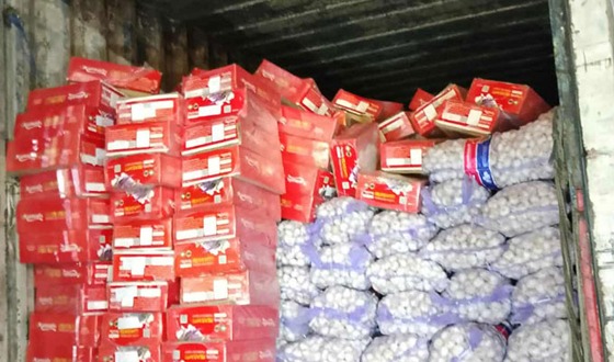 চট্টগ্রাম বন্দর থেকে কিসমিস পাচারের চেষ্টা, আটক ৩