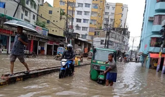 চট্টগ্রামে অঝোর ধারায় বৃষ্টিতে জলাবদ্ধতা, বিপর্যস্ত জনজীবন